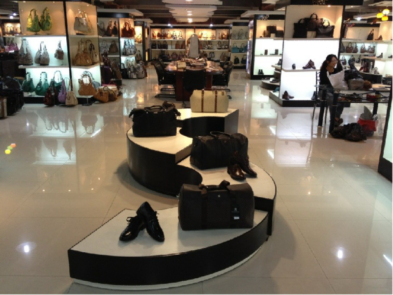 奧格維登男士皮具生活館實體店面展示