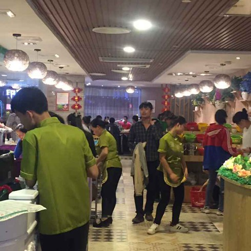 湖北吉首店內顧客