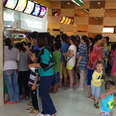 洛克漢堡顧客排隊購買