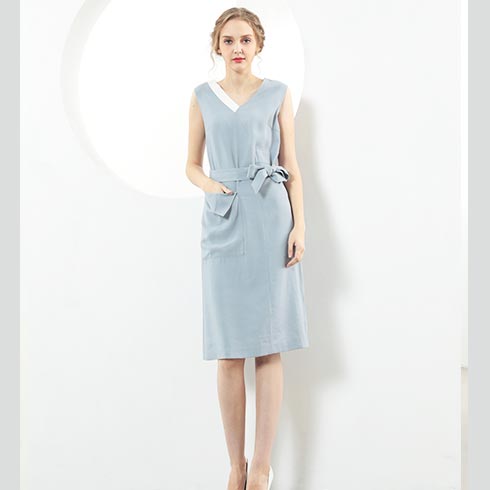 佰莉衣櫥女裝-V領純色連衣裙