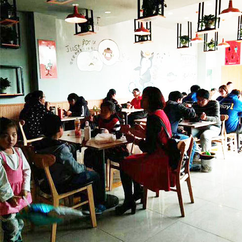 非池中酸菜魚米飯-用餐區