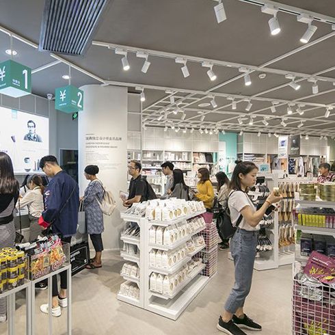 家簡(jiǎn)生活精品時(shí)尚百貨-買(mǎi)單排隊(duì)情景