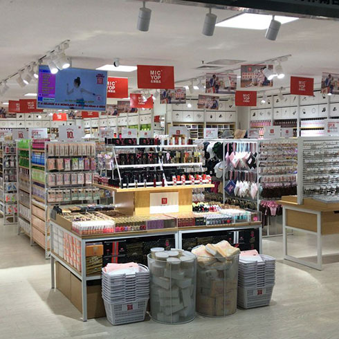 名潮優品潮品店-時尚彩妝區