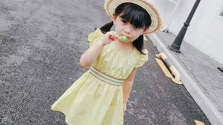 小黃麥-可愛(ài)花格腰帶連衣裙